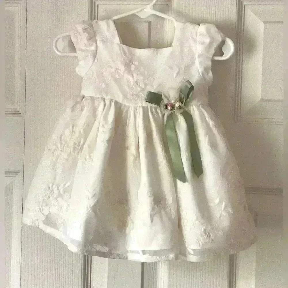 Laura Ashley London Ivory/white tulle dress w/embroidered flowers. Size 3/6M